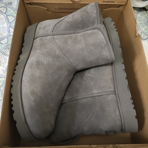 UGG Boots - Picture 1 of 7